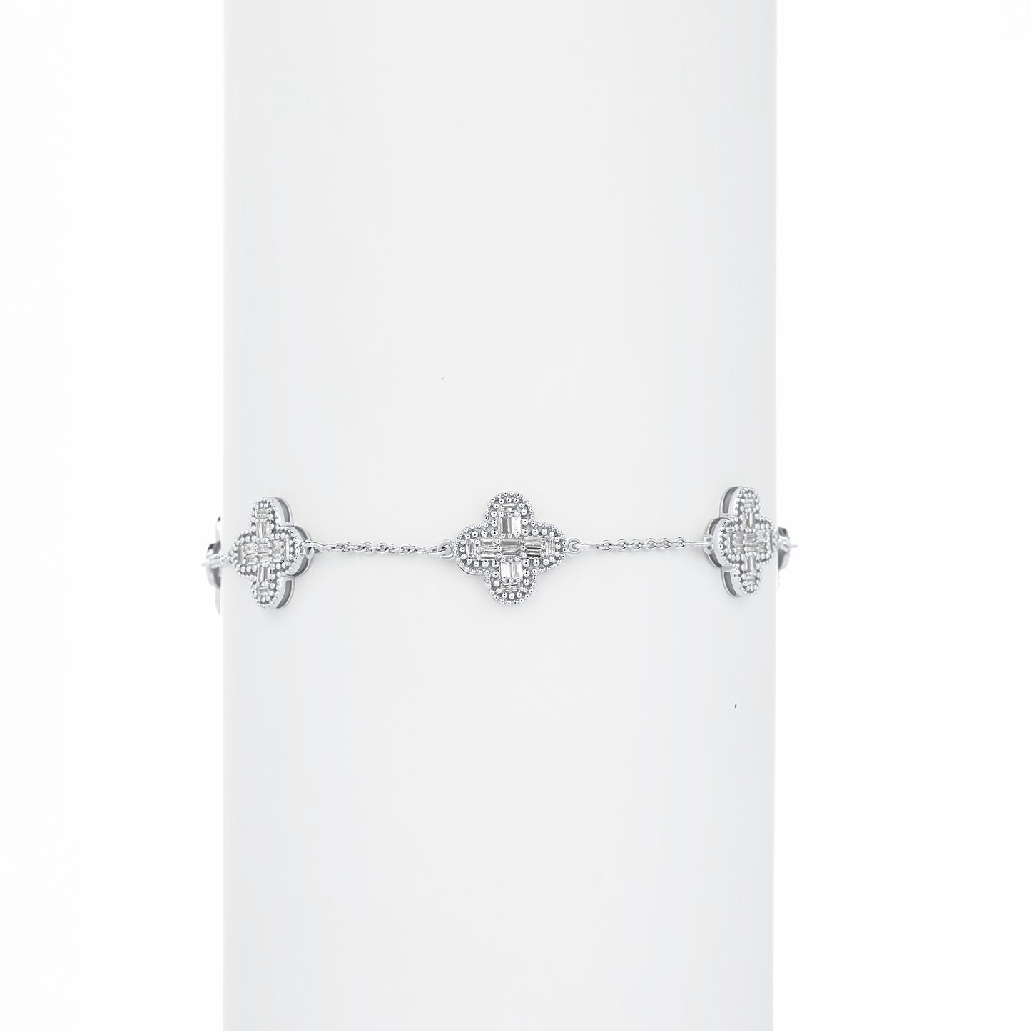 A bracelet featuring clover-shaped settings with natural diamonds in 18K gold.