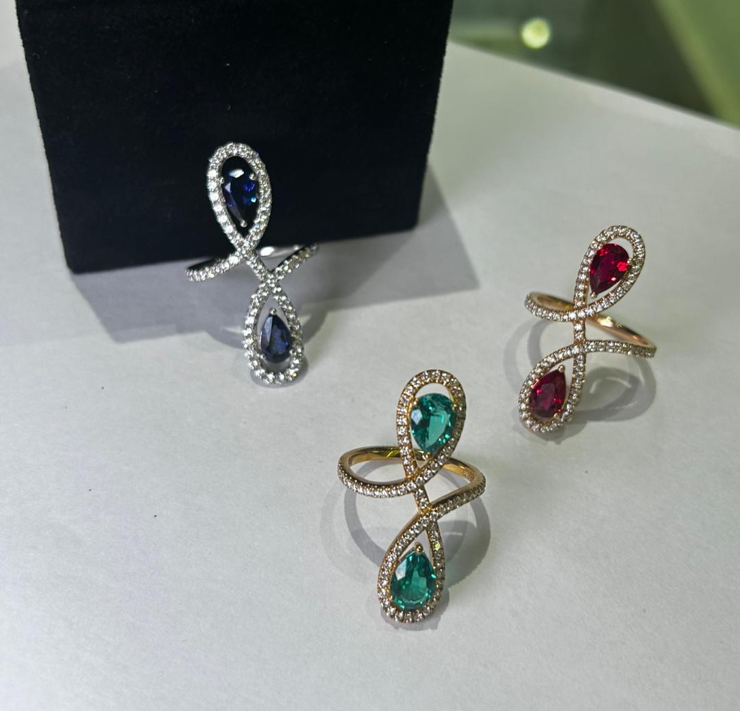 Oiza Infinie Colored Diamond Ring in 18K Gold