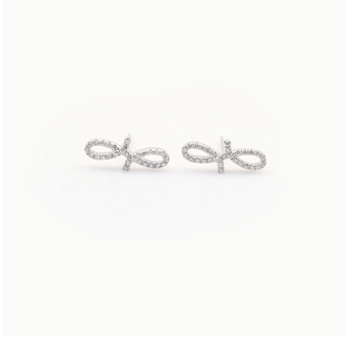 Oiza Infinie Mini Horizontal Pave Diamond Earrings in 18K Gold