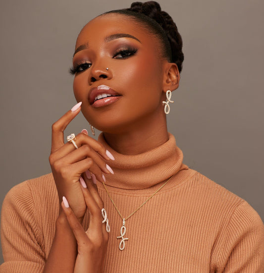 Oiza Pave Infinie Pendant Necklace in 18K Gold