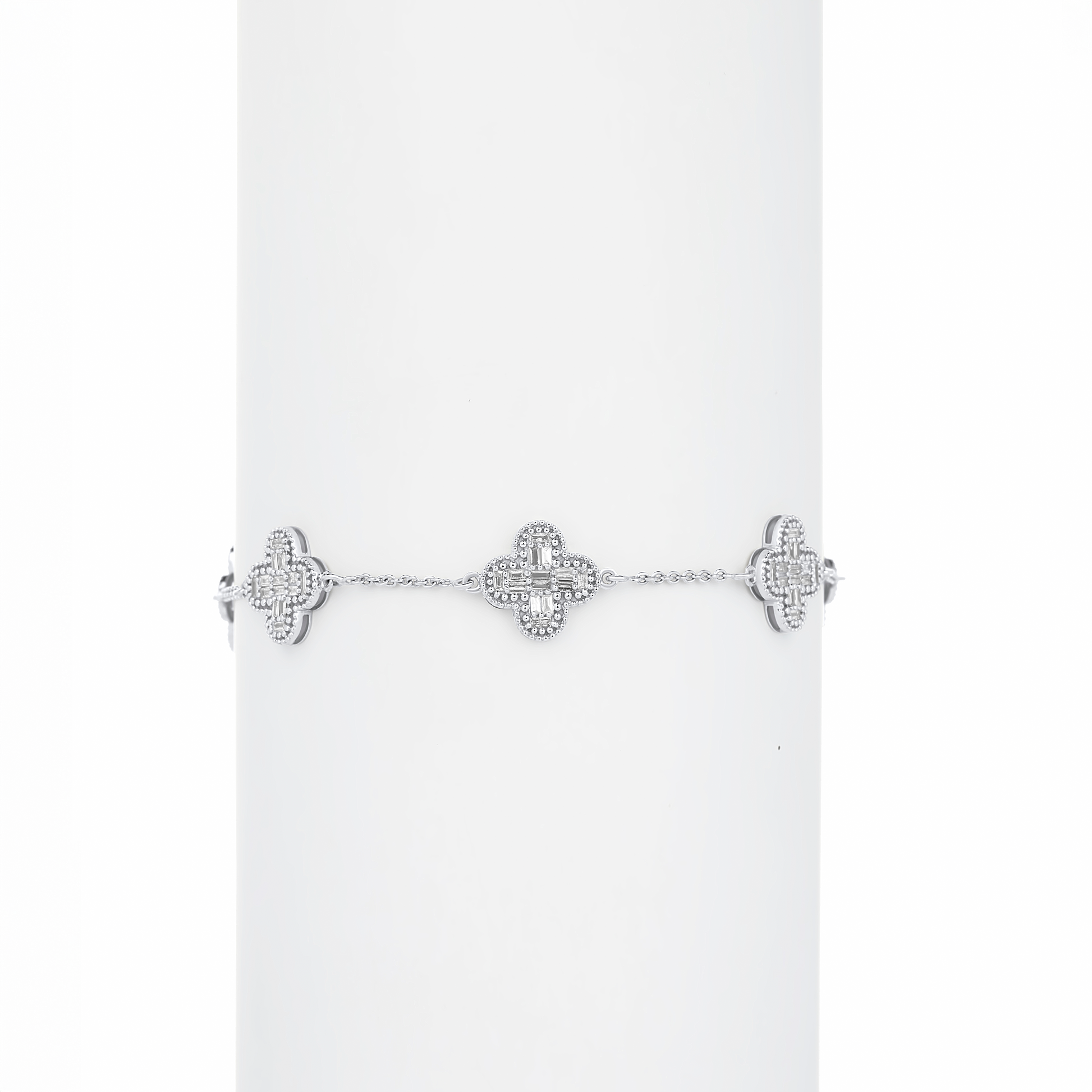 A bracelet featuring clover-shaped settings with natural diamonds in 18K gold.