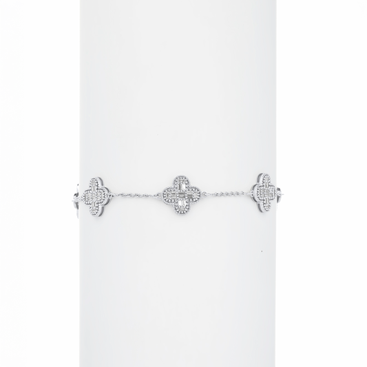 A bracelet featuring clover-shaped settings with natural diamonds in 18K gold.