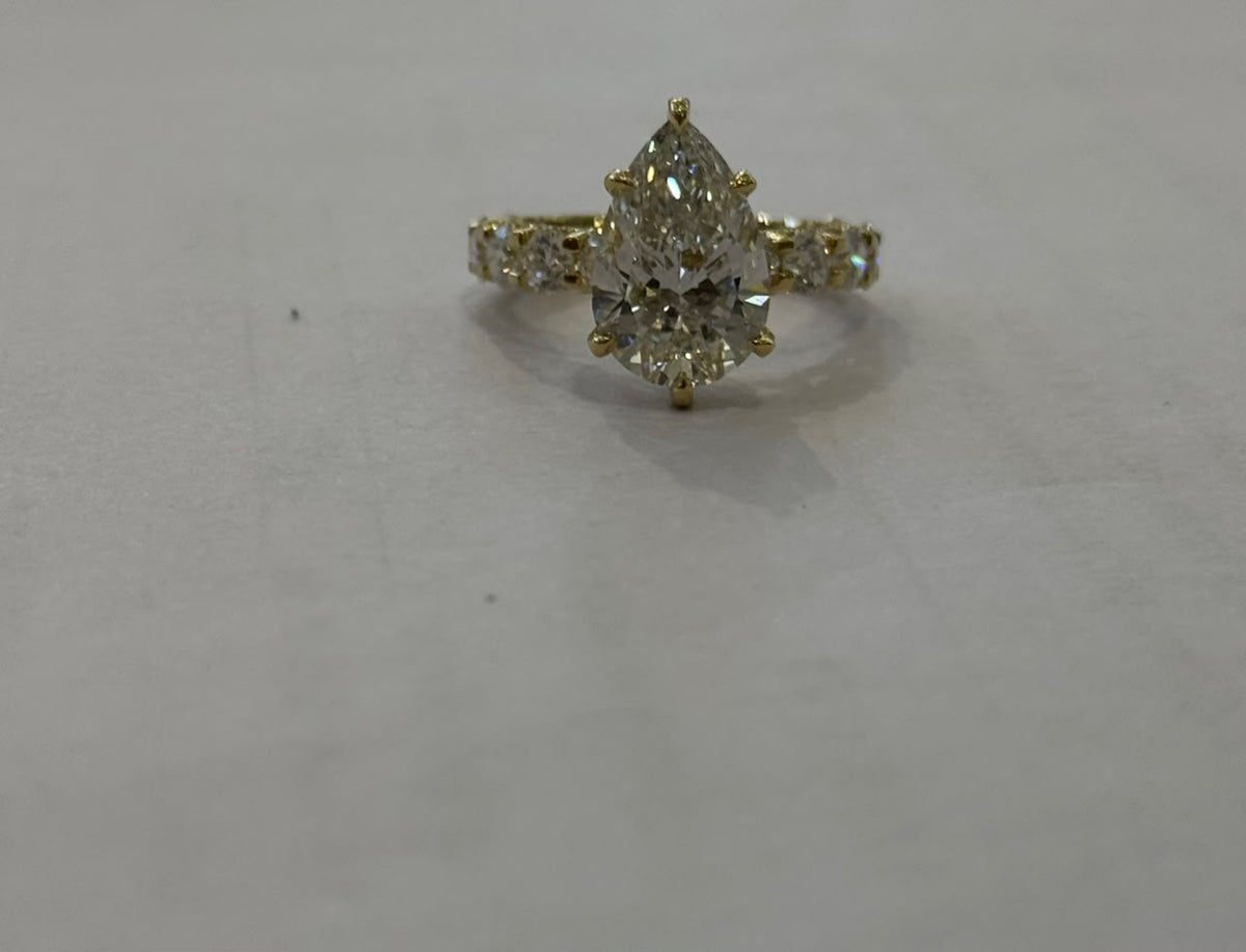 Aura Pear Lab Grown Diamond Engagement Ring in 18K Gold