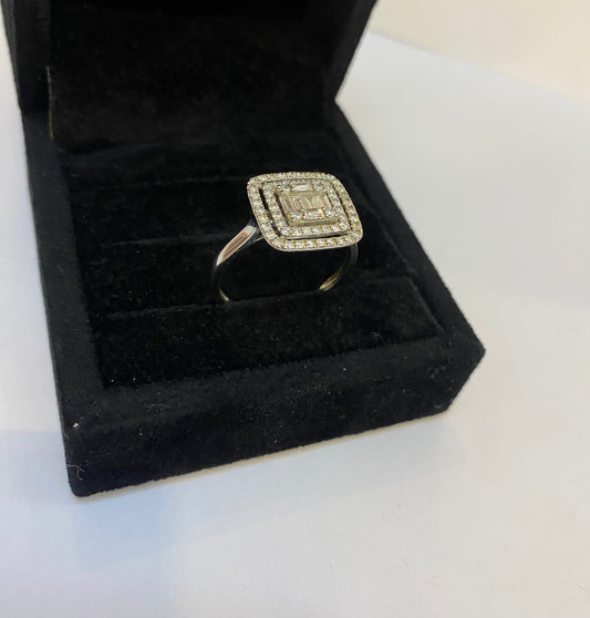 Baguette Cut Diamond Engagement Ring in 18KT Gold